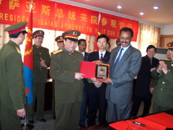 Premizione al presidente eritreo Iseas Afewerki in Cina per il suo eroismo
