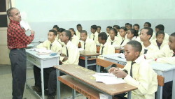 Insegnante indiano in una scuola di Asmara