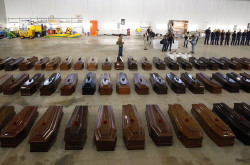 Le bare delle vittime del naufragio di lampedusa, 3 ottobre 2013