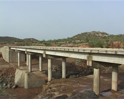 Immagine di un ponte in strada statale eritrea