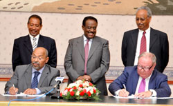 Foto di firma dell'accordo per estrazione di potassio a Colluli Eritrea
