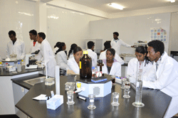 Foto di un laboratorio clinico universitario di Asmara