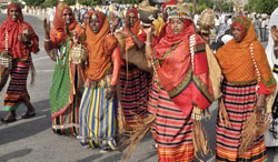 Asmara: sfilata di donne in costume eritreo