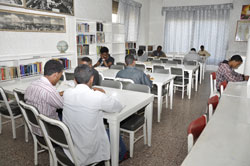 Foto della sala lettura della biblioteca di Asmara