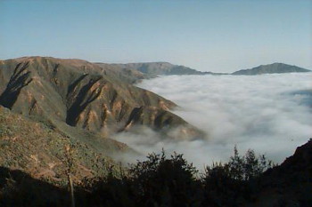 Foto del paesaggio montuoso sopra le nuvole
